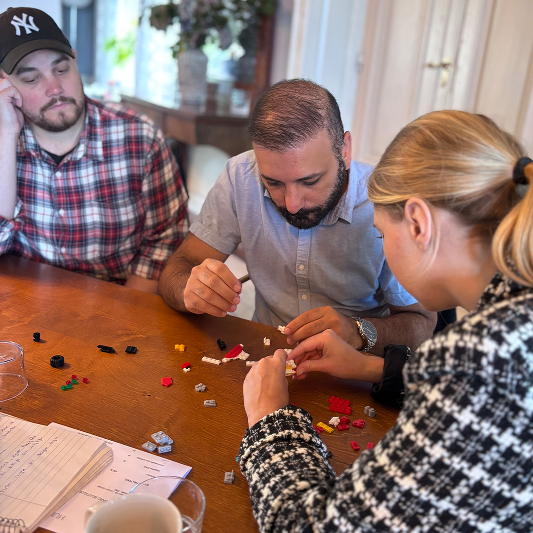 Teamdag, medarbetare bygger lego som en samarbetsövning
