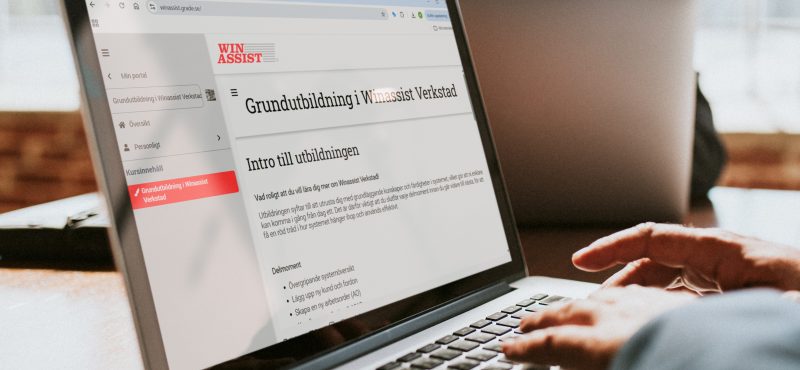 En laptop med Winassist Onlineutbildning på skärmen.